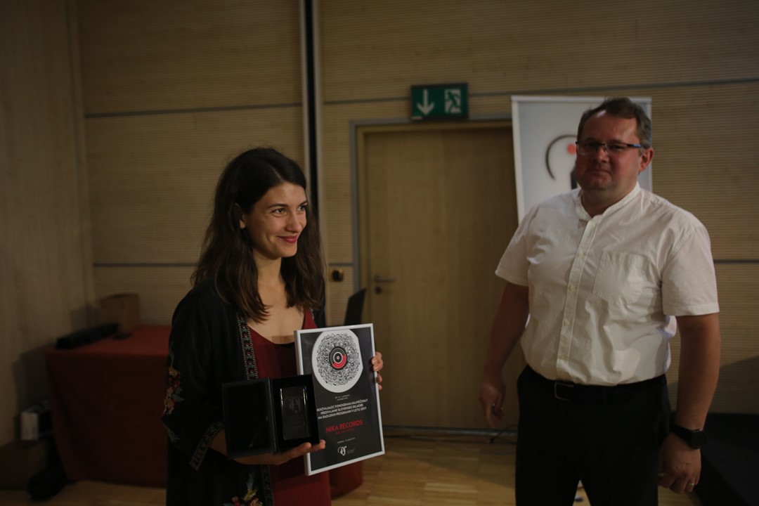 Nagrado za proizvajalca fonograma največkrat predvajane slovenske skladbe je prevzela Sara Martinovič Zevnik iz založbe Nika.